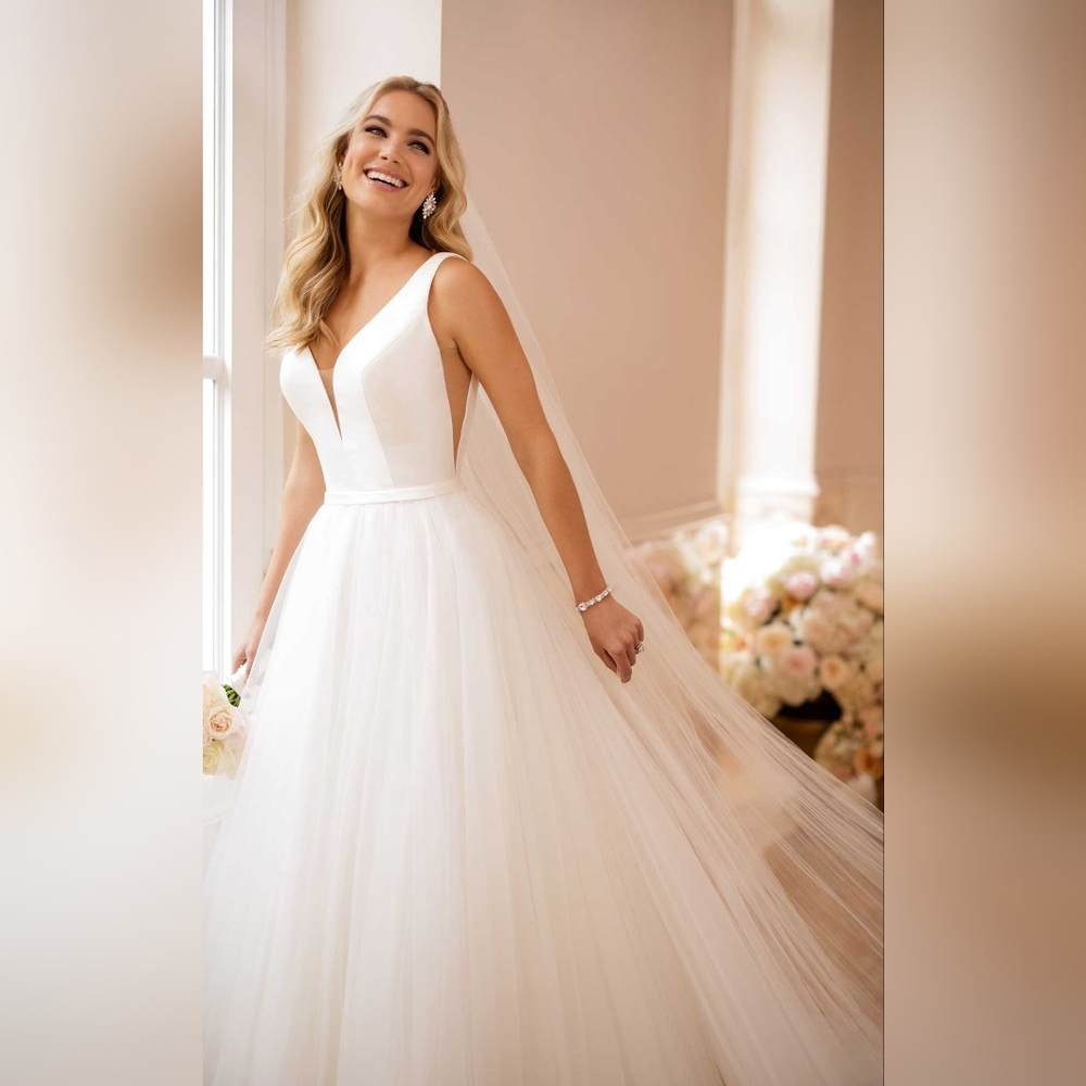 Stella York Wedding dress 6581. Size 12, altered closer to a size 10.